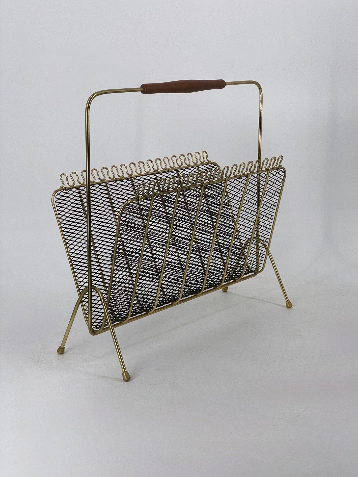 Mid Century Zeitungsständer aus Metall mit Holzgriff, Josef Frank Stil