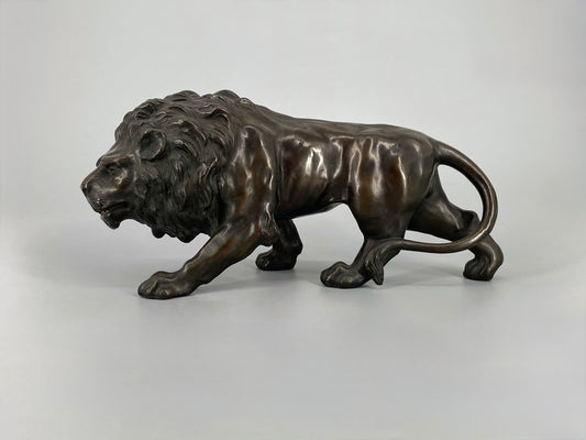 Antike Löwenskulptur aus Bronze, 32 cm lang