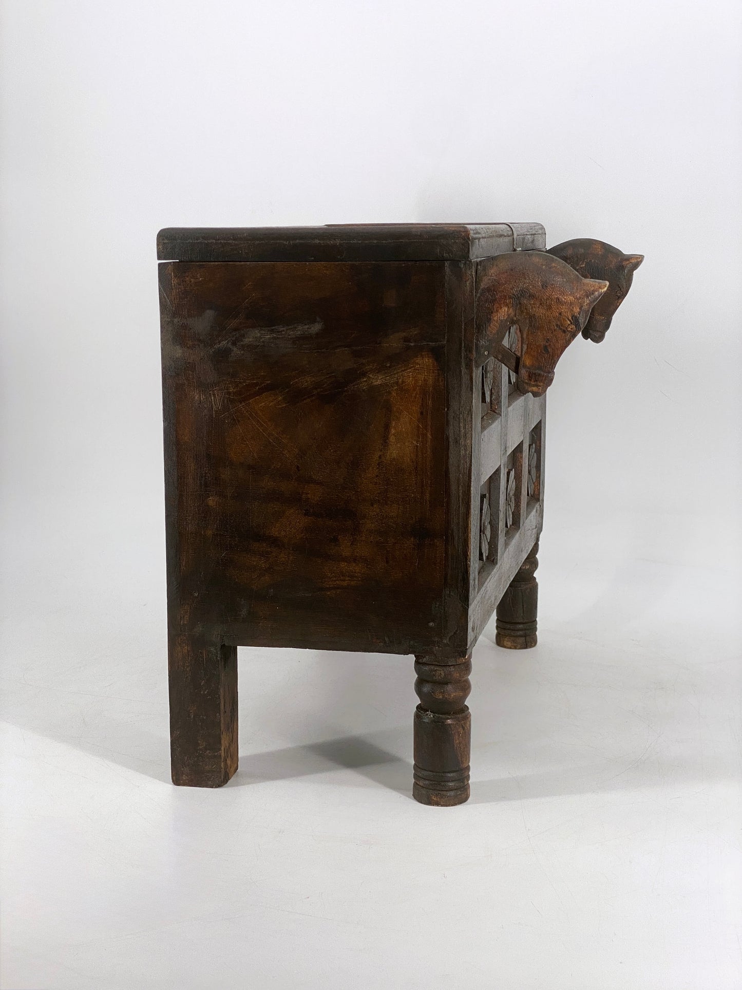 Holz Truhe mit zwei Pferdeköpfen, geschnitzt