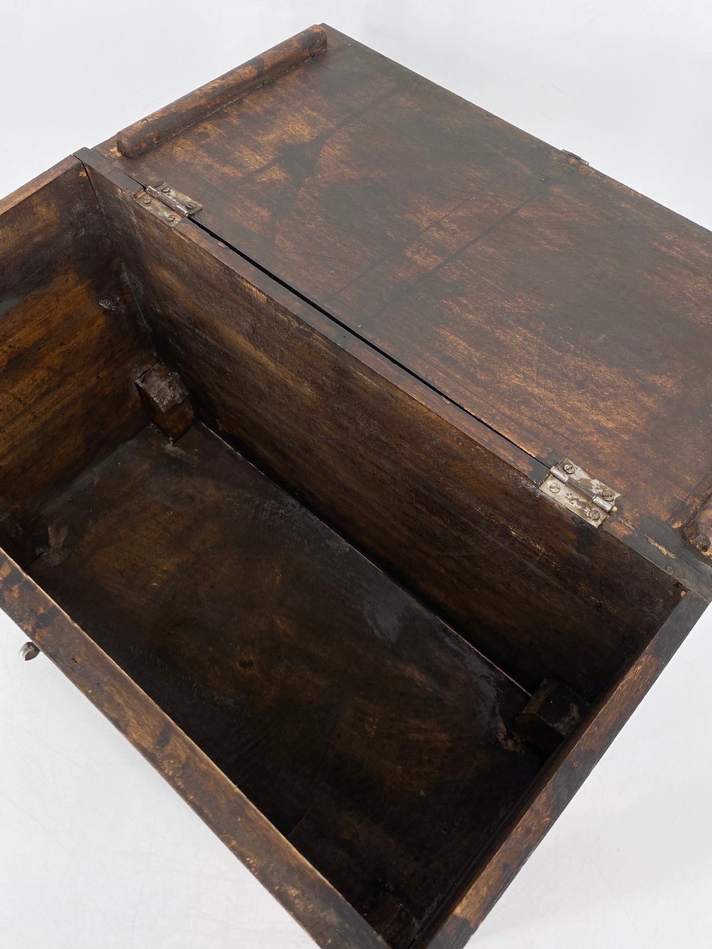 Holz Truhe mit zwei Pferdeköpfen, geschnitzt