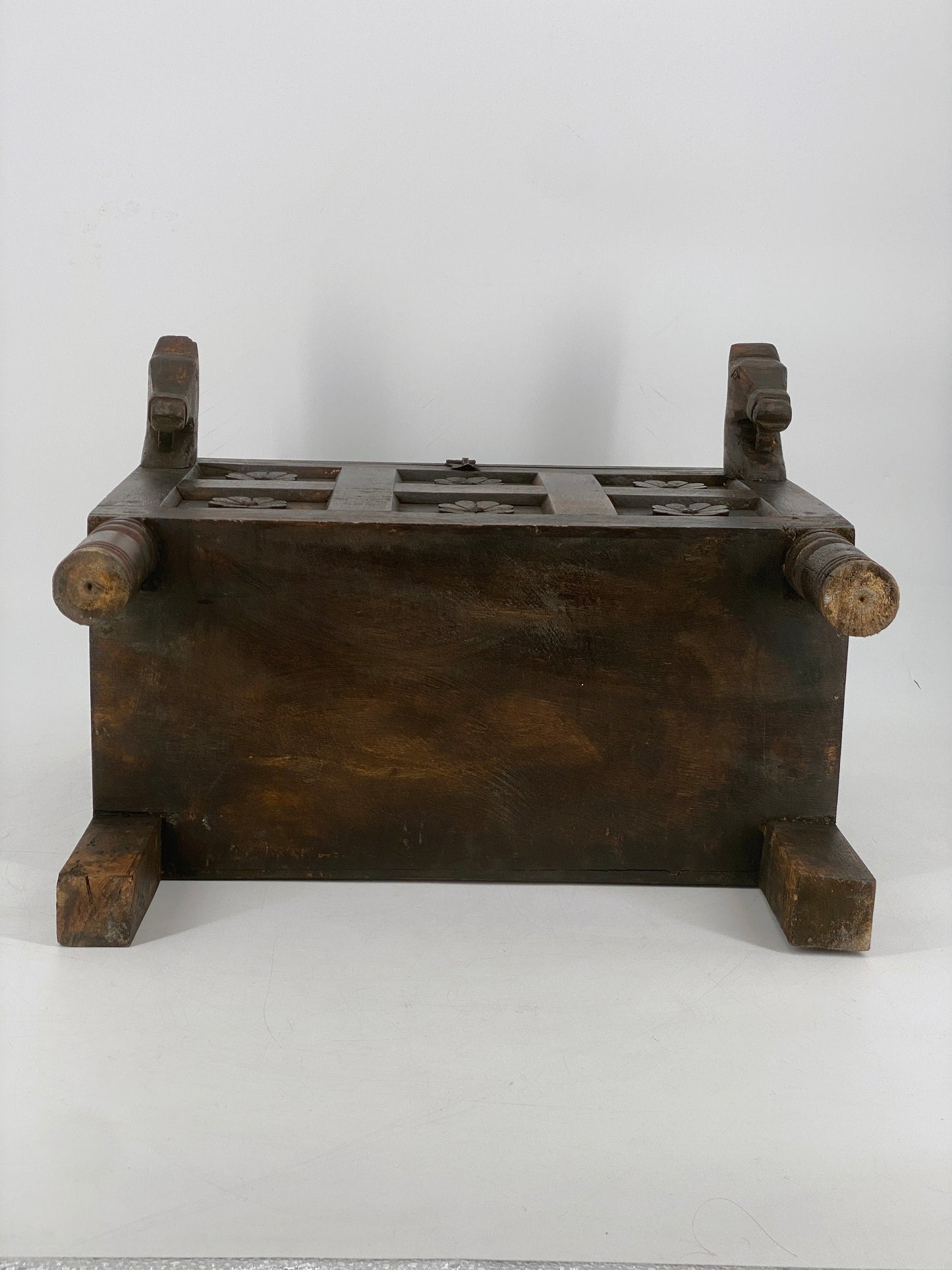Holz Truhe mit zwei Pferdeköpfen, geschnitzt