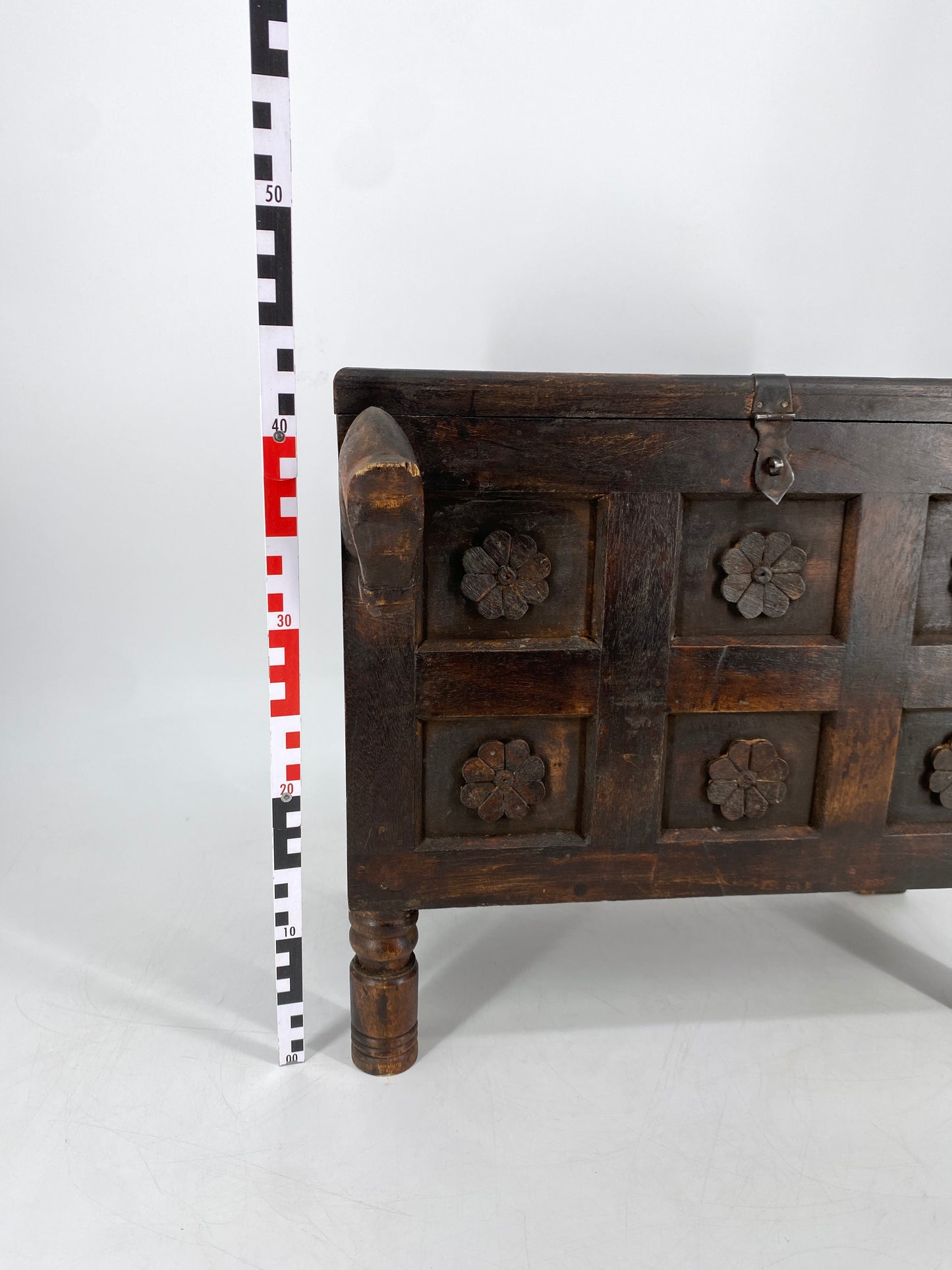 Holz Truhe mit zwei Pferdeköpfen, geschnitzt