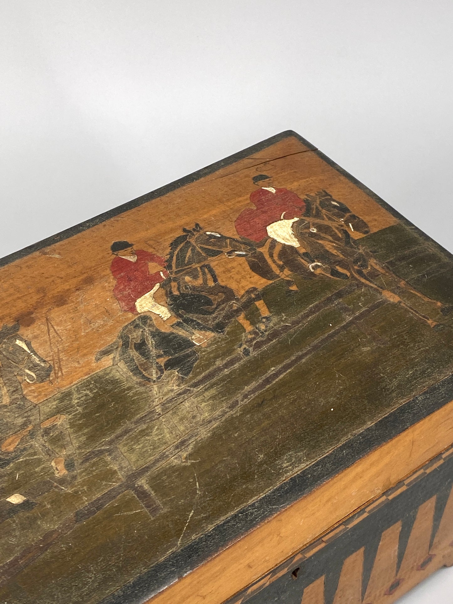 Schatulle aus Holz handbemalt mit Pferderennen, frühes 20. Jahrhundert