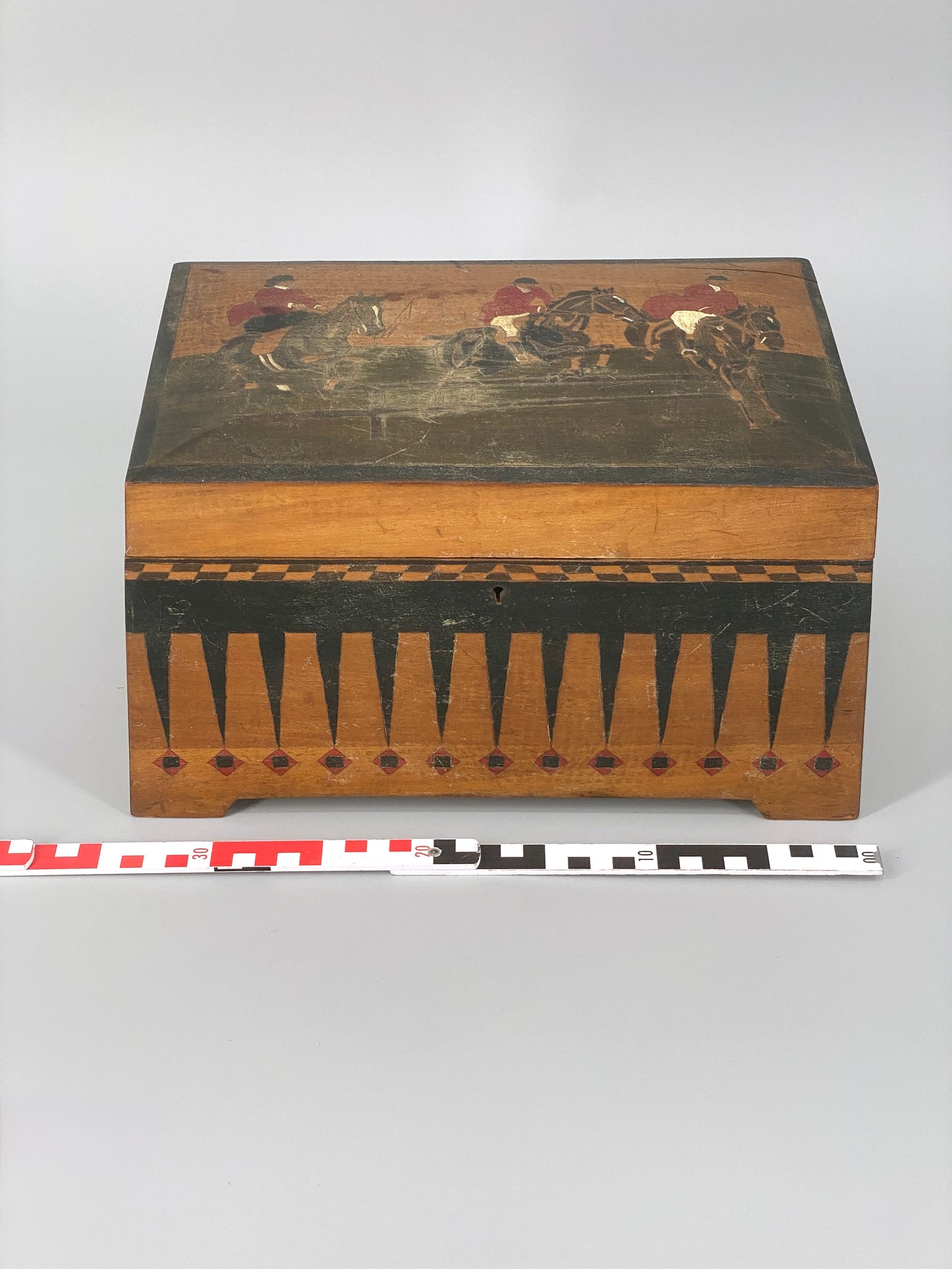 Schatulle aus Holz handbemalt mit Pferderennen, frühes 20. Jahrhundert