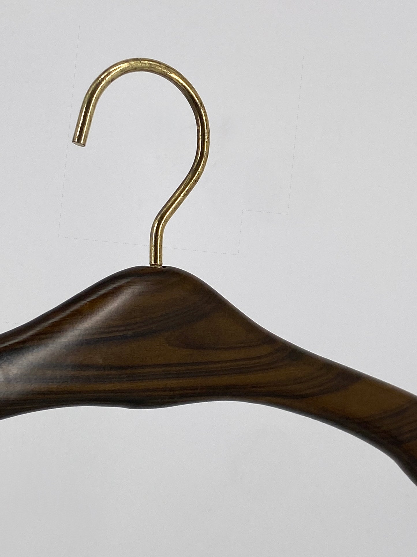 10 Mid Century Kleiderbügel aus dunklem Holz