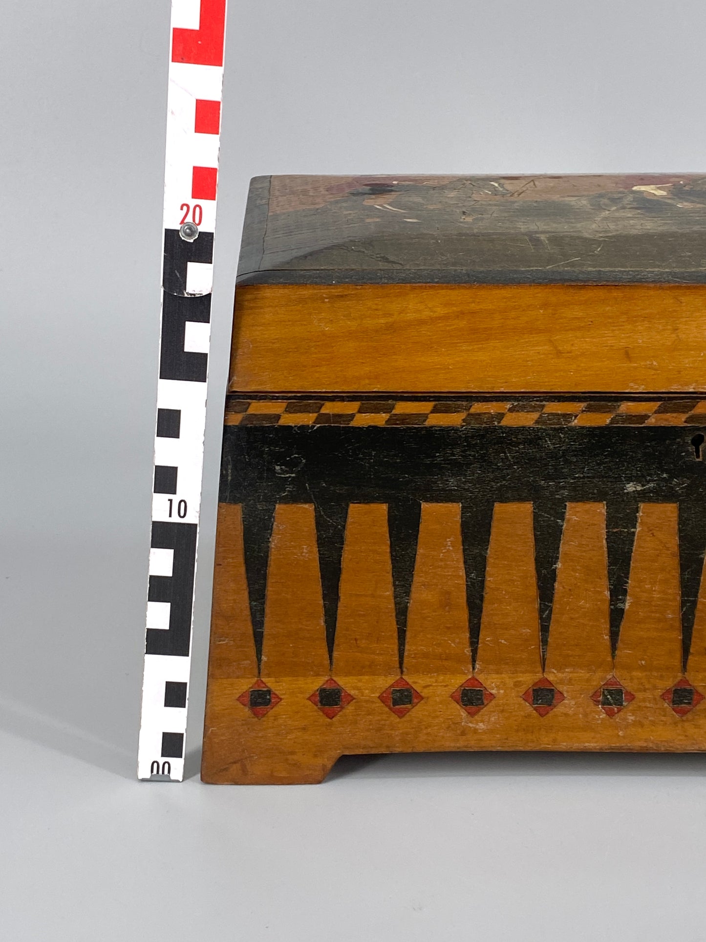 Schatulle aus Holz handbemalt mit Pferderennen, frühes 20. Jahrhundert