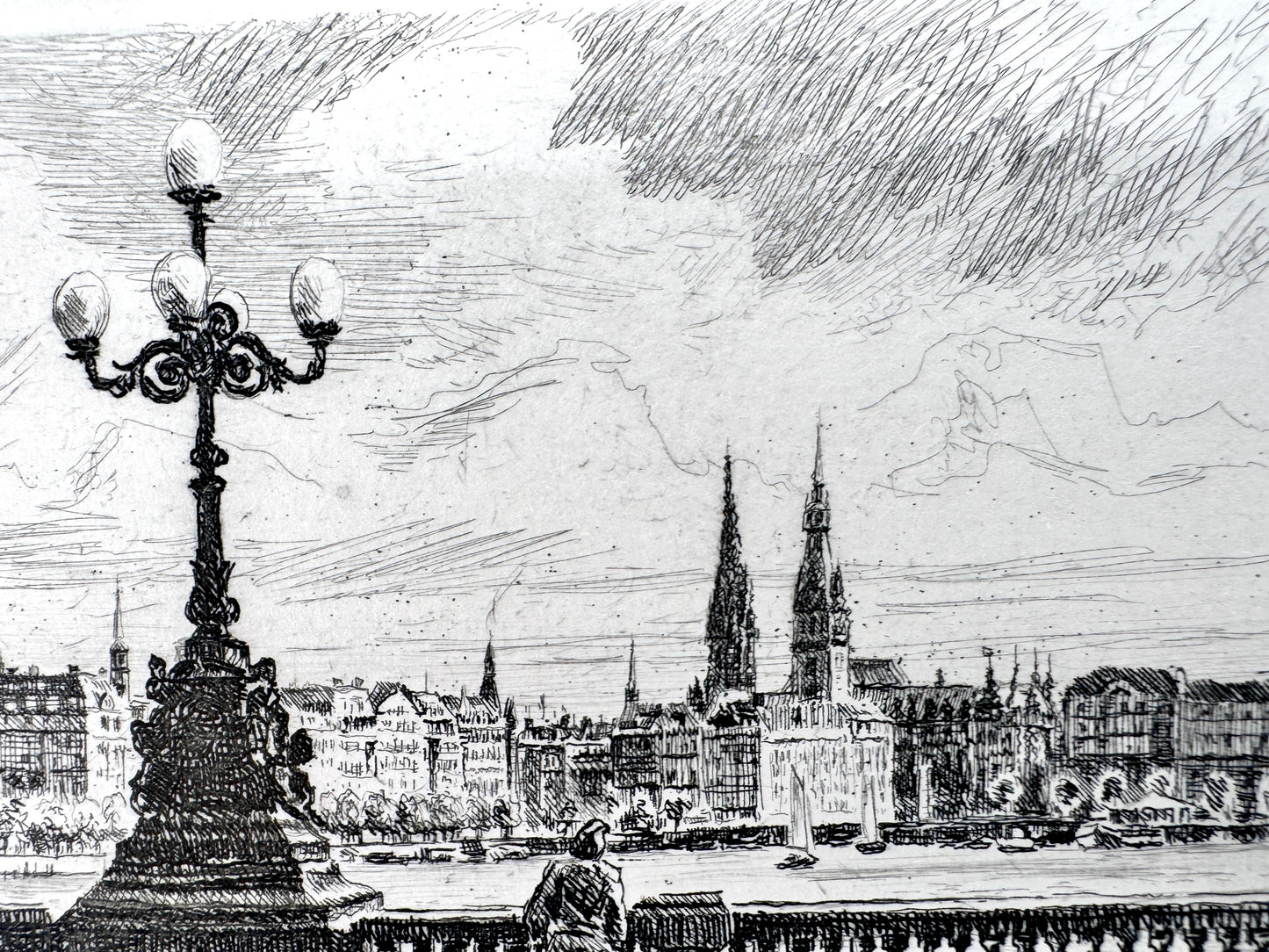 Radierung Hamburg - Blick von der Lombardsbrücke auf St. Nikolai, St. Petri, Hamburger Rathaus.