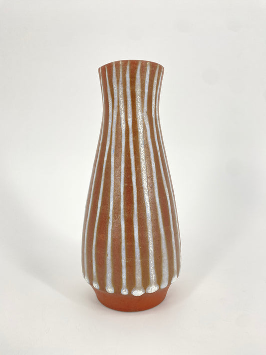 Kleine, gestreifte Studiokeramik Vase in Terracotta und Weiß