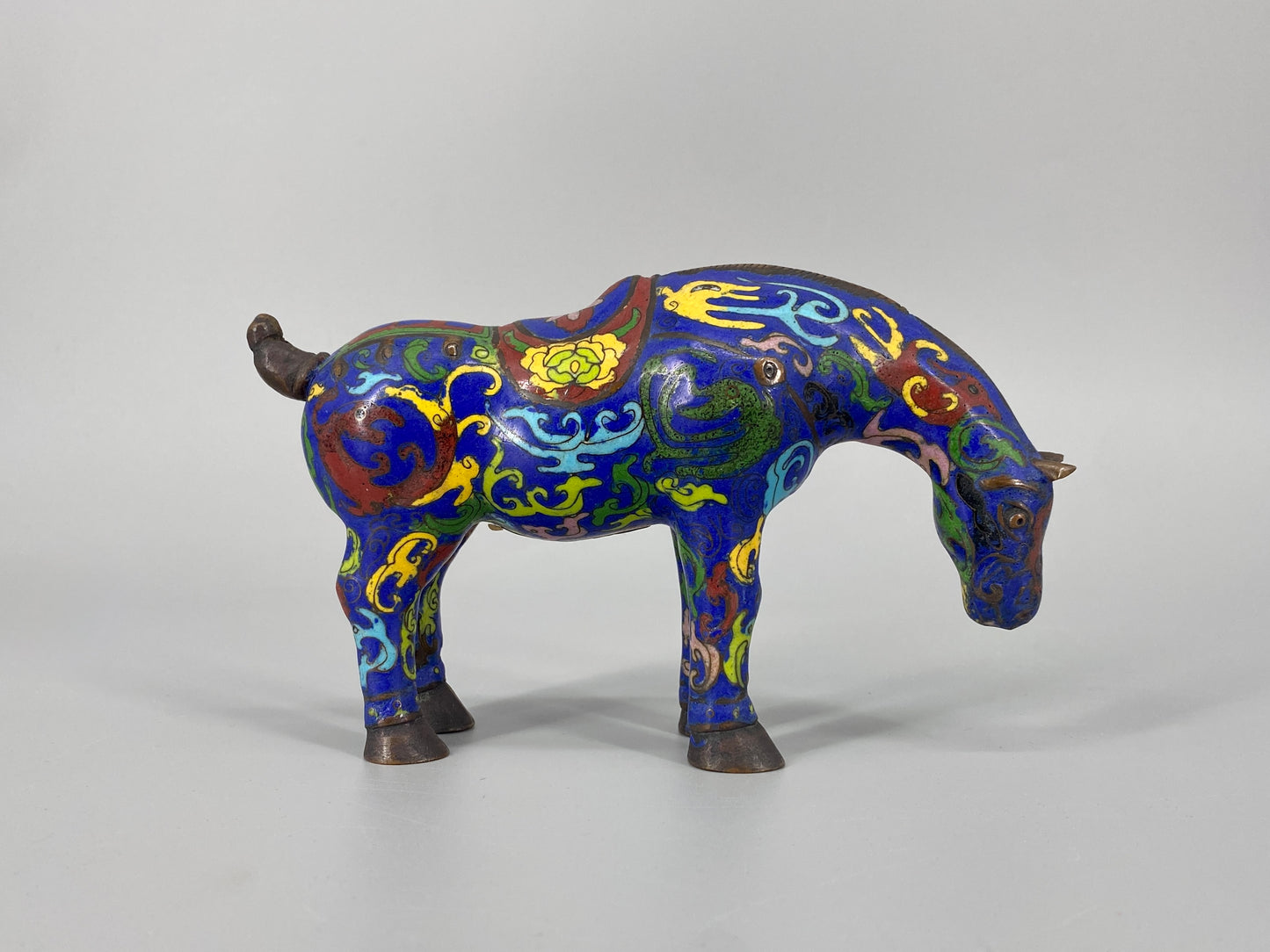 Cloisonne Pferd aus traditioneller Handarbeit, China, 20. Jh.