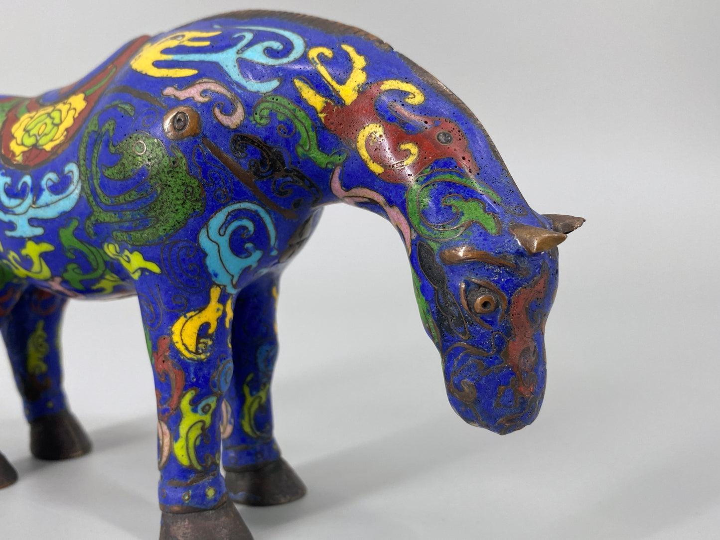 Cloisonne Pferd aus traditioneller Handarbeit, China, 20. Jh.