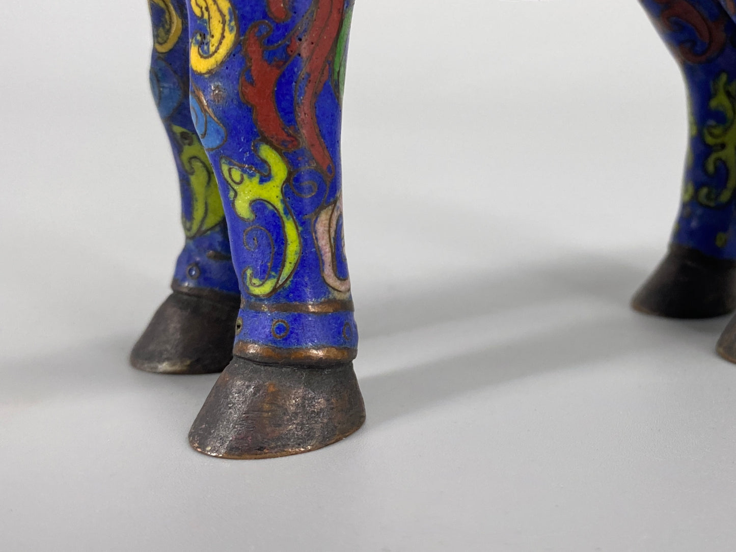 Cloisonne Pferd aus traditioneller Handarbeit, China, 20. Jh.