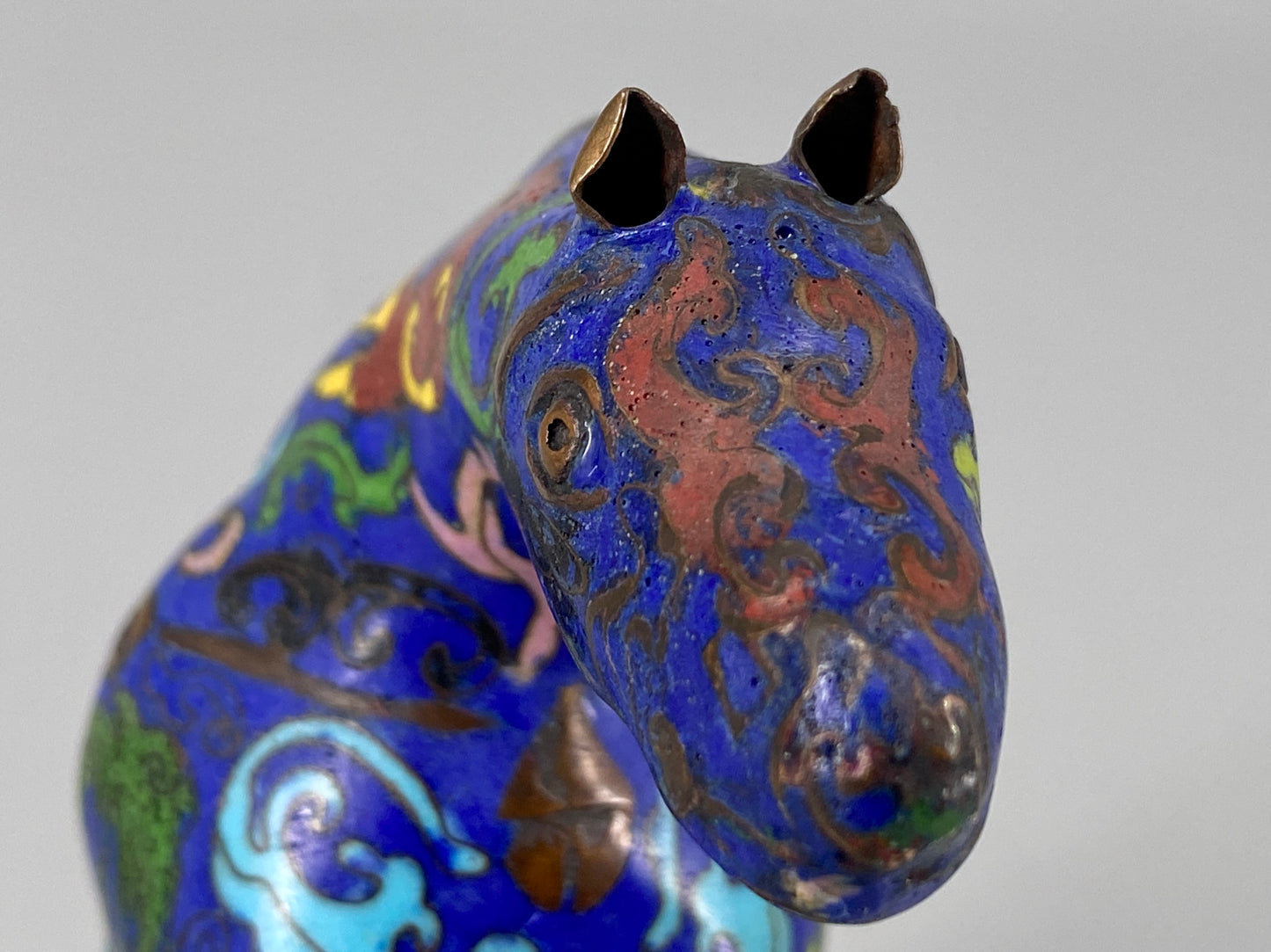 Cloisonne Pferd aus traditioneller Handarbeit, China, 20. Jh.