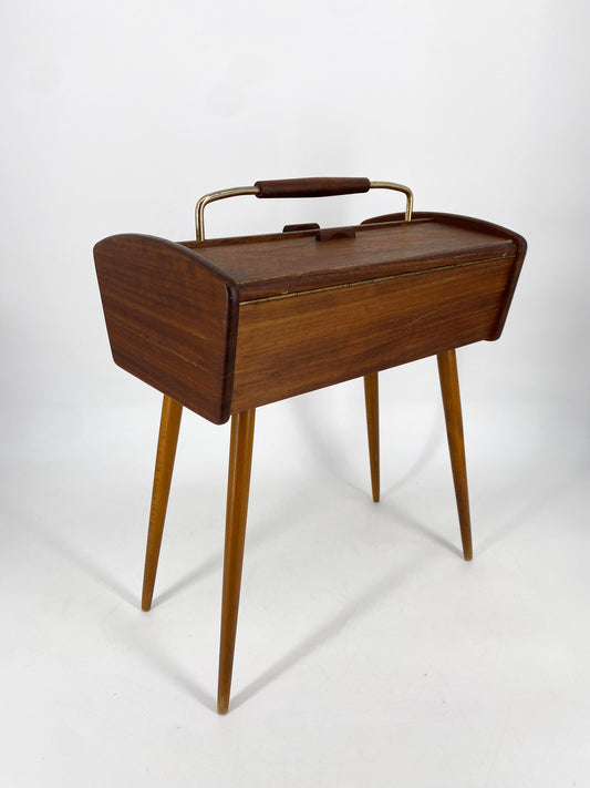 Mid Century Design Nähkasten aus Teak auf Beinen, 1950er