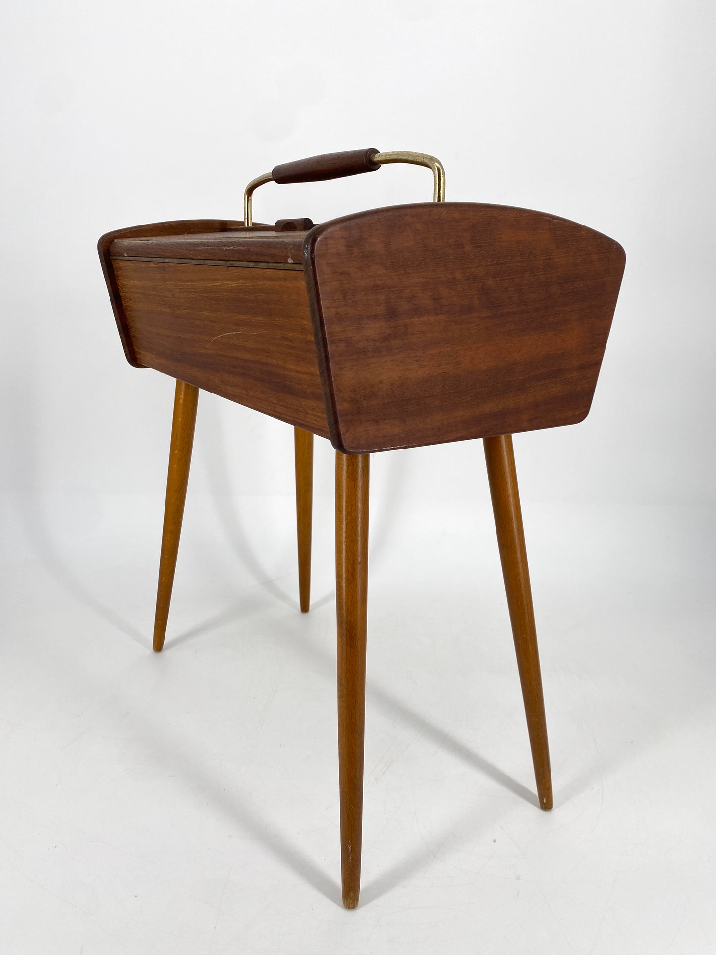 Mid Century Design Nähkasten aus Teak auf Beinen, 1950er