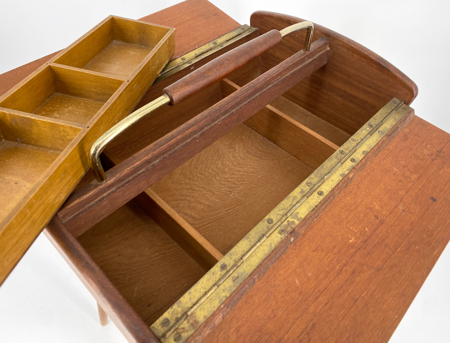 Mid Century Design Nähkasten aus Teak auf Beinen, 1950er