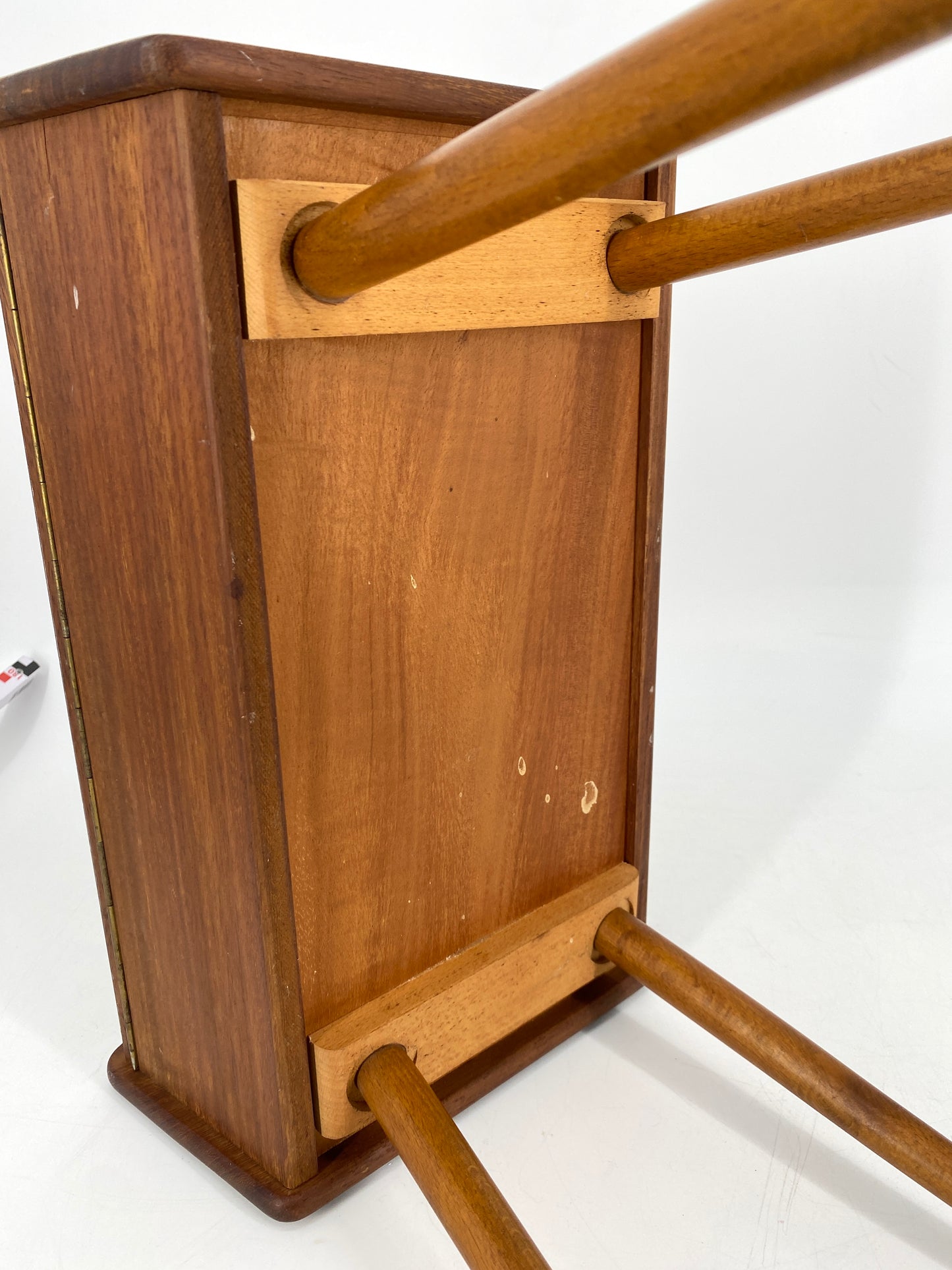 Mid Century Design Nähkasten aus Teak auf Beinen, 1950er