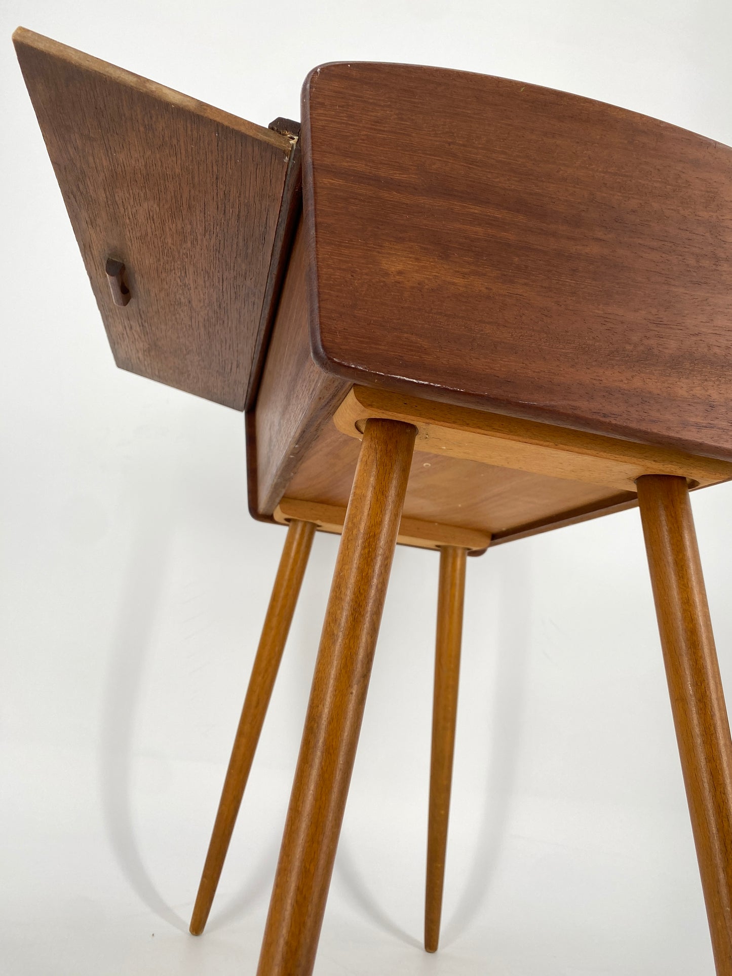 Mid Century Design Nähkasten aus Teak auf Beinen, 1950er