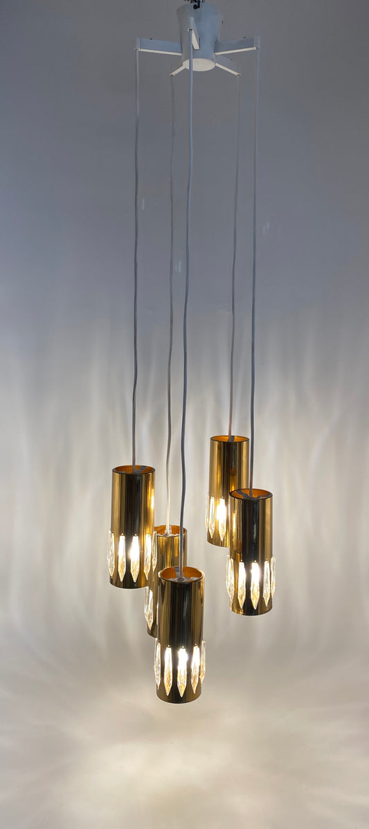 Deckenlampe "Kaskadenlampe" 5-flammig mit goldenen Zylinder-Schirmen und Glas-Kristall-Tropfen, 1960er