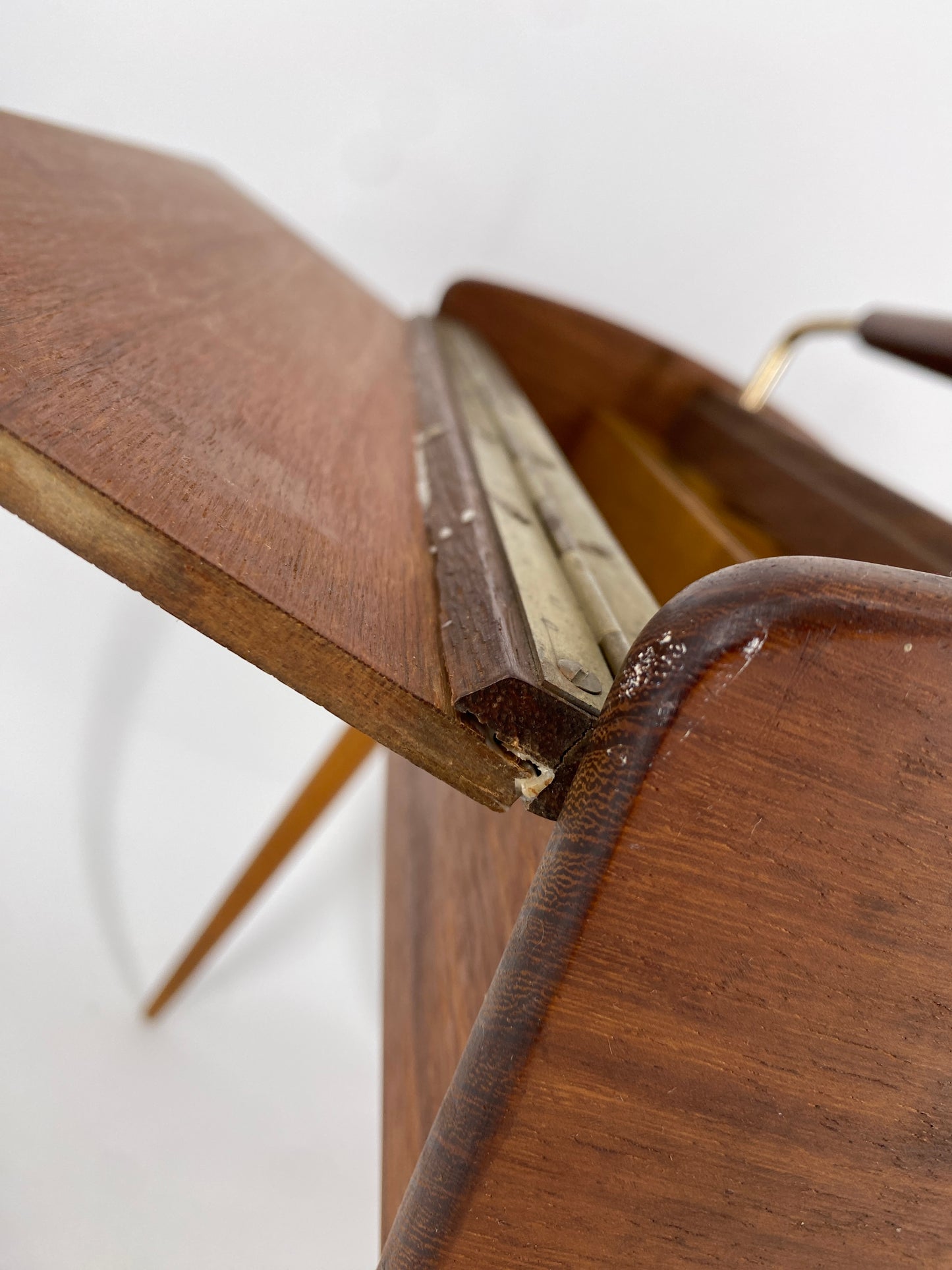 Mid Century Design Nähkasten aus Teak auf Beinen, 1950er