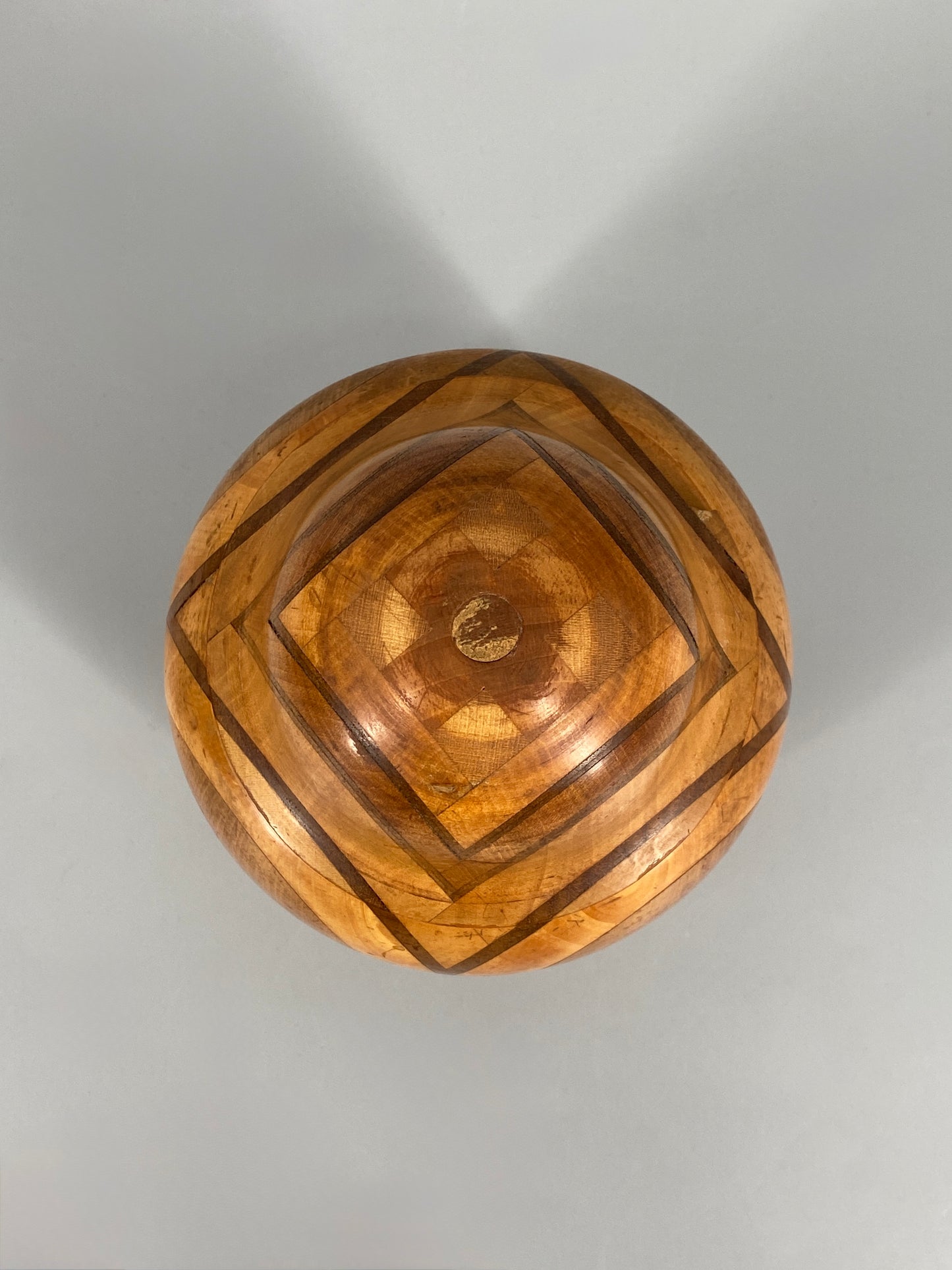 Gedrechselte Holzdose aus verschiedenen Holzarten