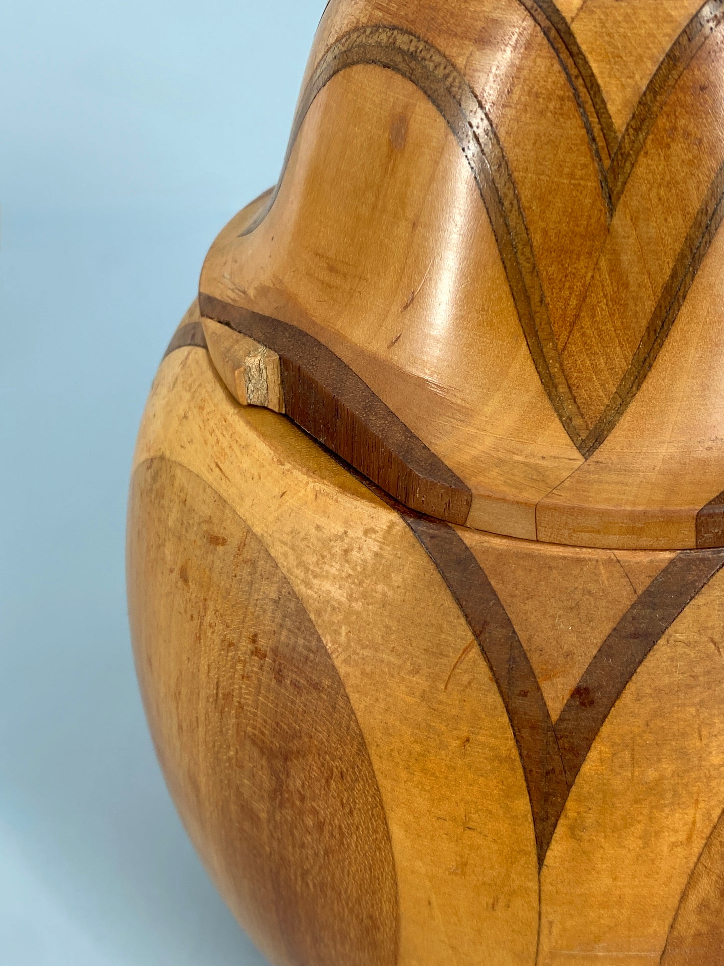 Gedrechselte Holzdose aus verschiedenen Holzarten