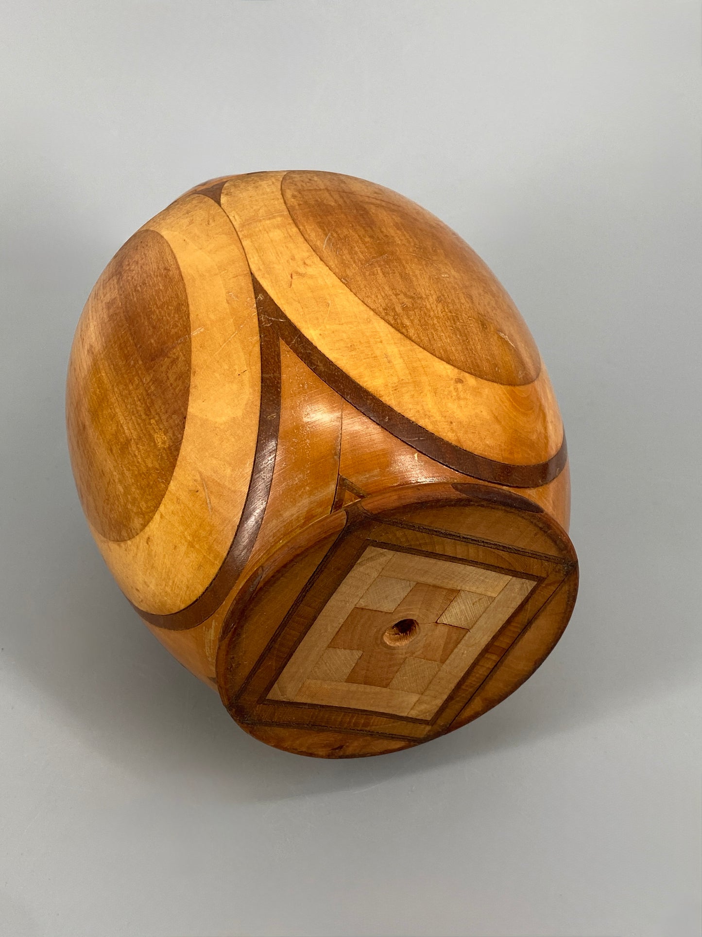 Gedrechselte Holzdose aus verschiedenen Holzarten