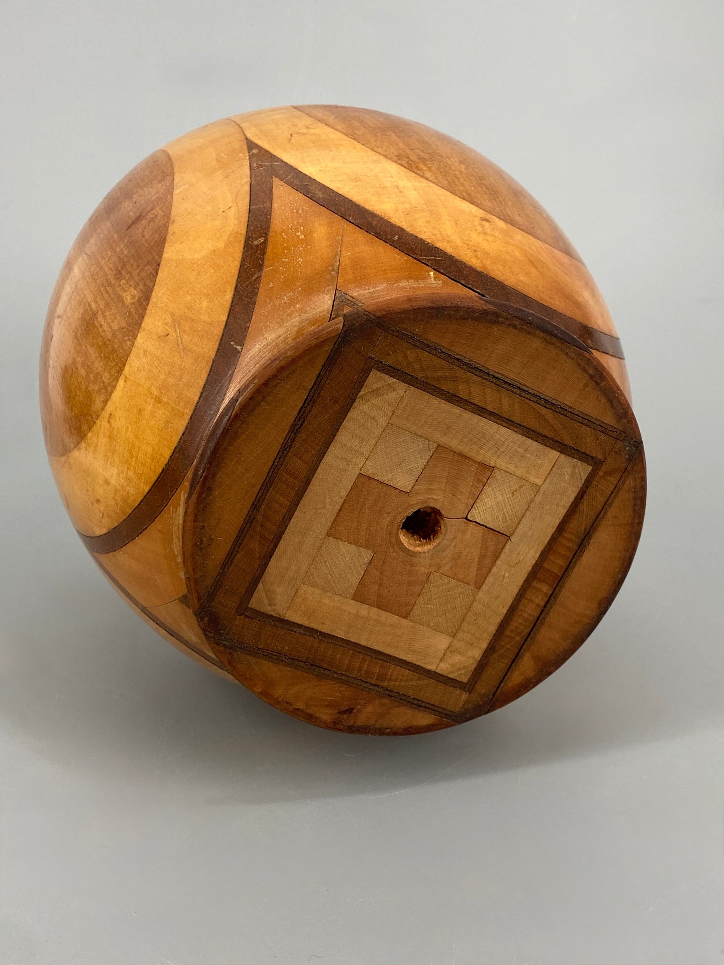 Gedrechselte Holzdose aus verschiedenen Holzarten