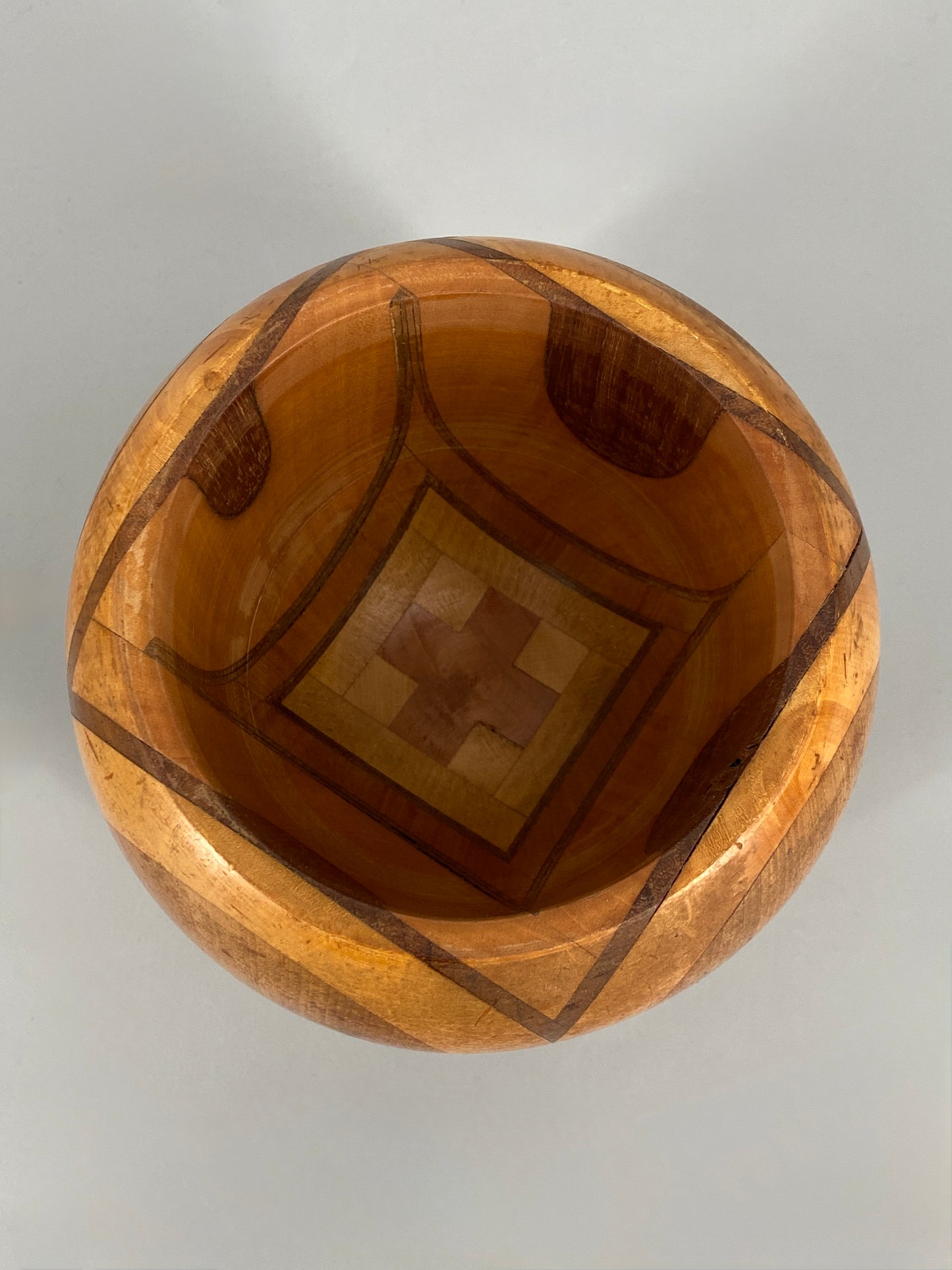 Gedrechselte Holzdose aus verschiedenen Holzarten