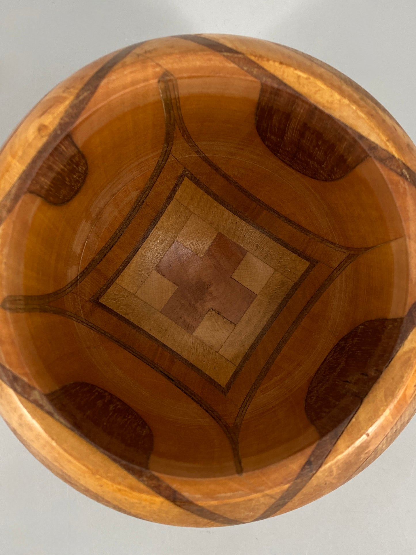 Gedrechselte Holzdose aus verschiedenen Holzarten