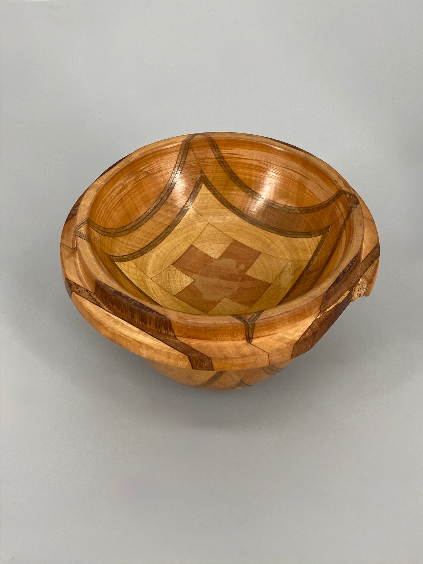 Gedrechselte Holzdose aus verschiedenen Holzarten