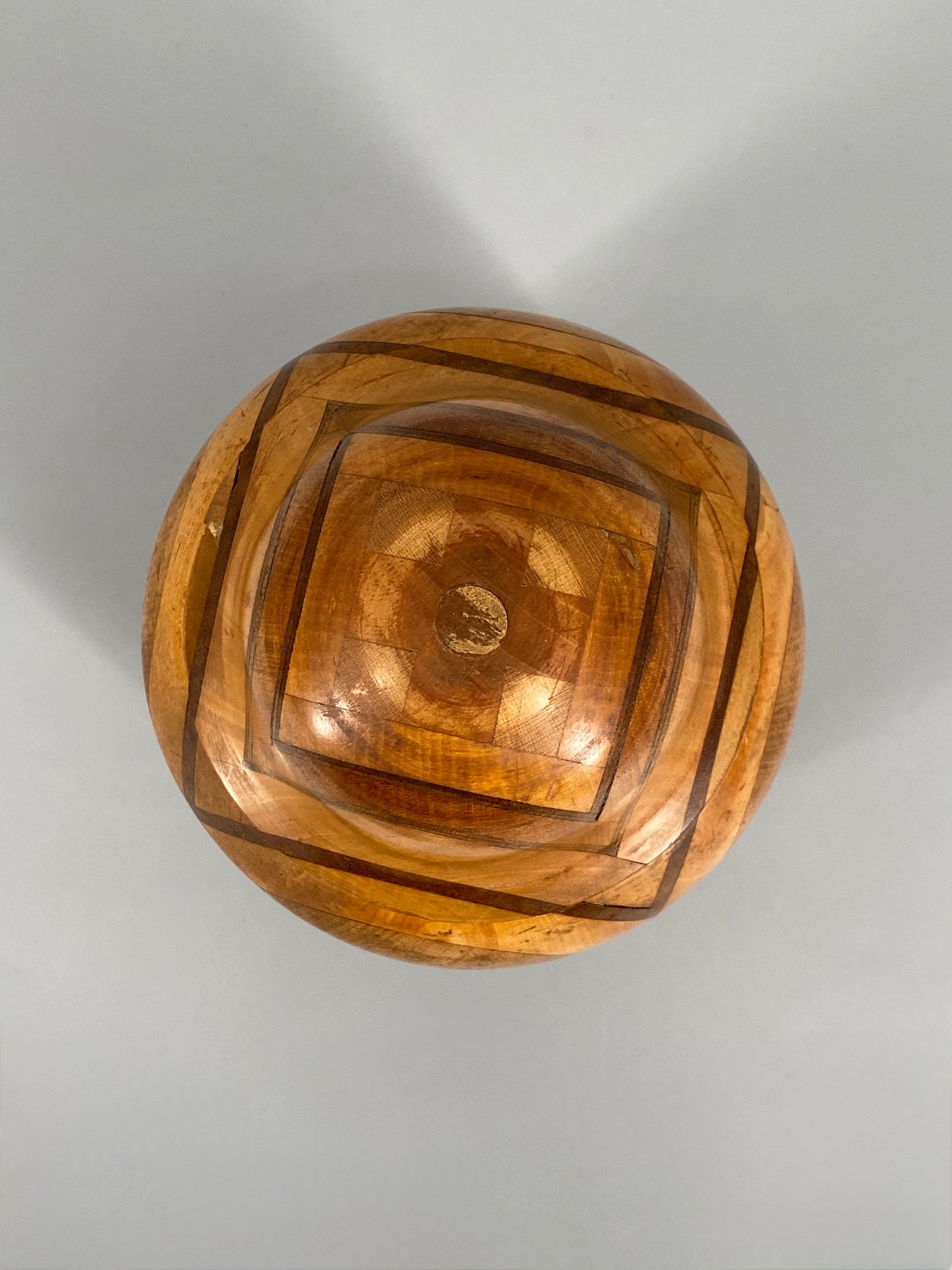 Gedrechselte Holzdose aus verschiedenen Holzarten