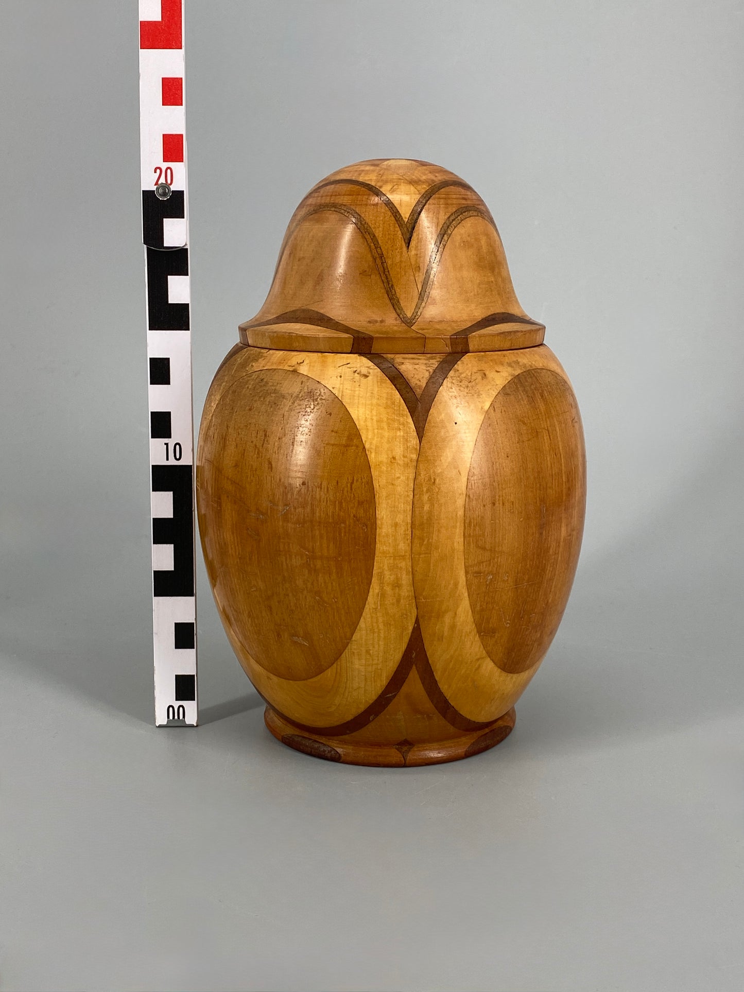 Gedrechselte Holzdose aus verschiedenen Holzarten