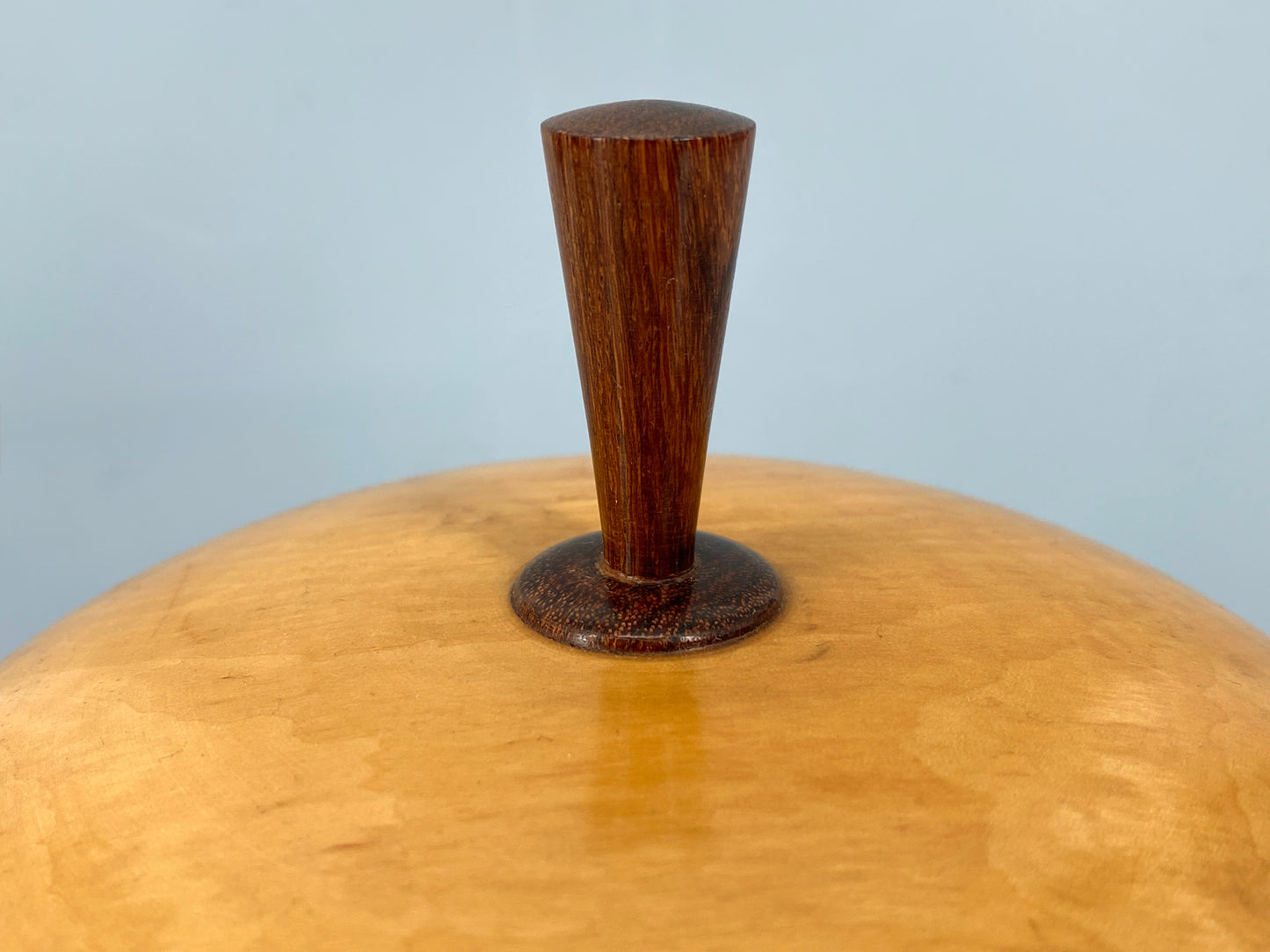 Gedrechselte Holzdose mit Details aus dunklem Holz