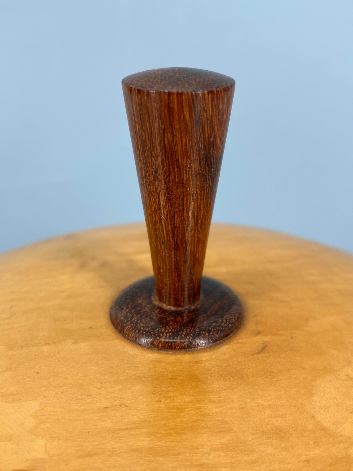Gedrechselte Holzdose mit Details aus dunklem Holz