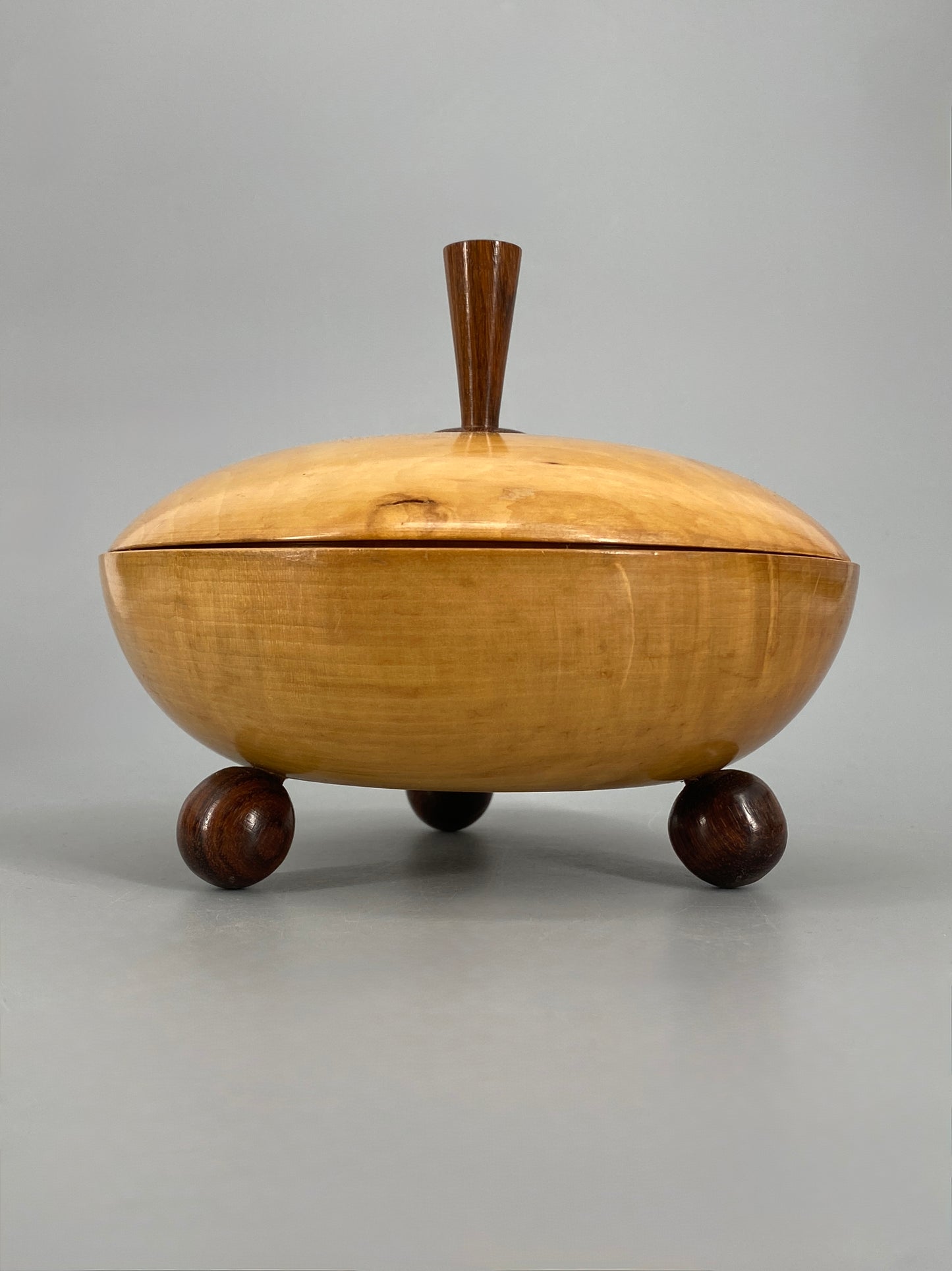 Gedrechselte Holzdose mit Details aus dunklem Holz