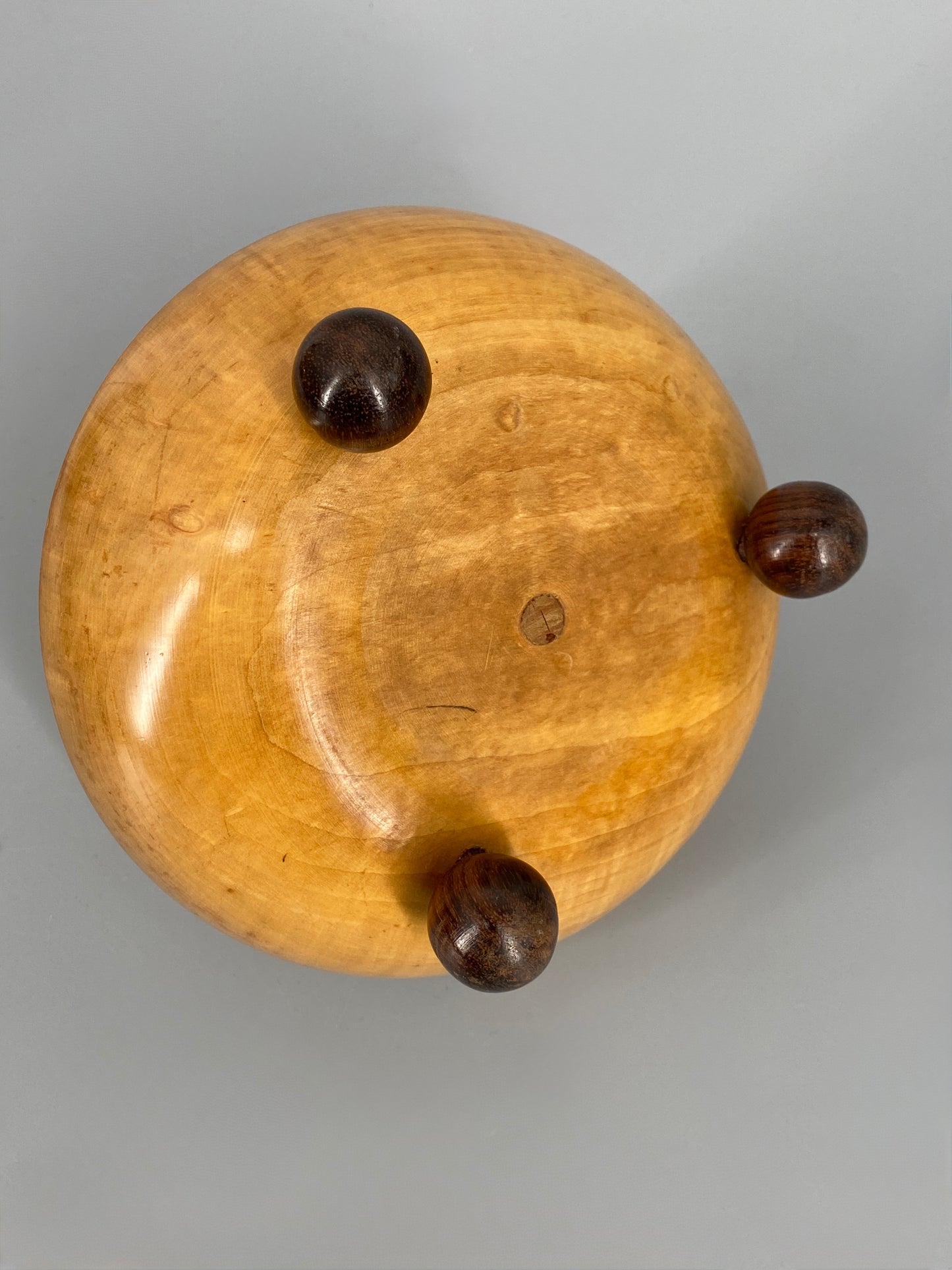 Gedrechselte Holzdose mit Details aus dunklem Holz