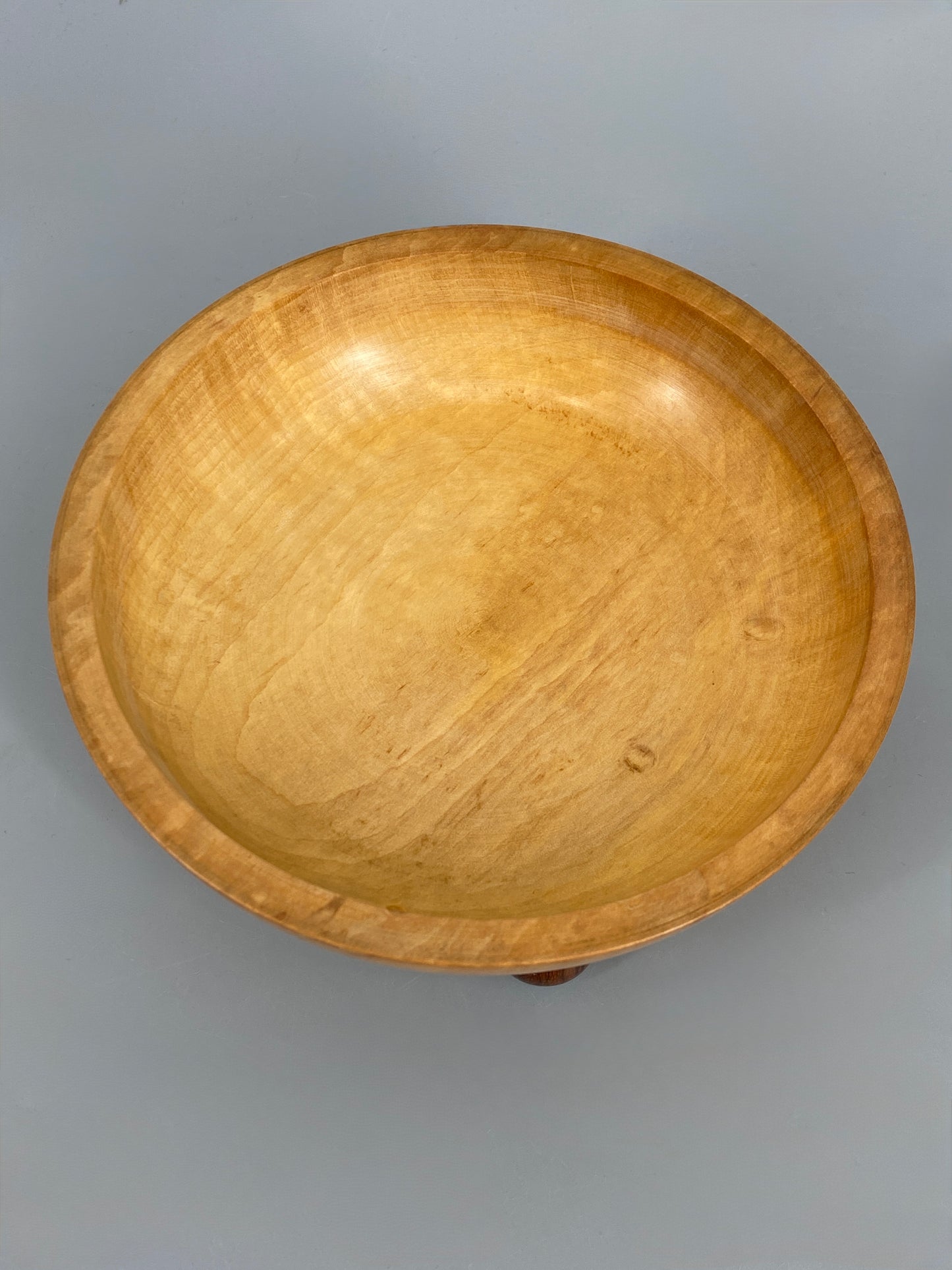 Gedrechselte Holzdose mit Details aus dunklem Holz