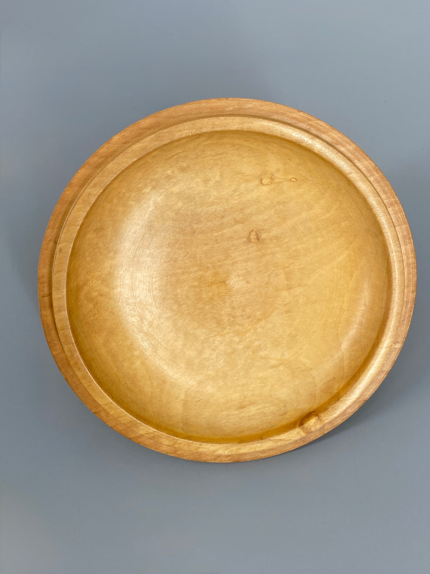 Gedrechselte Holzdose mit Details aus dunklem Holz