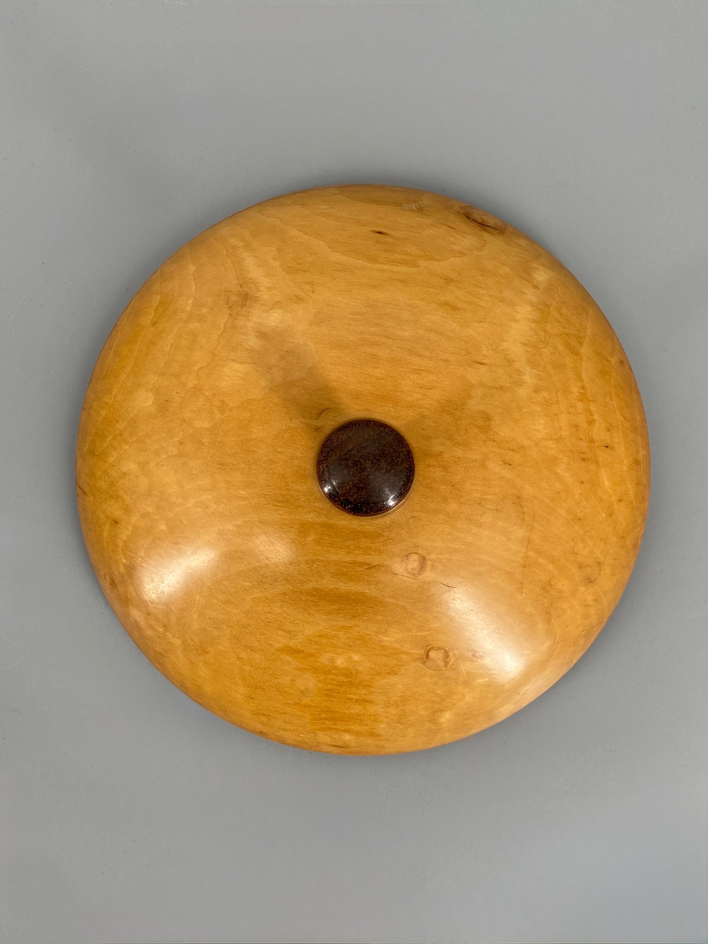 Gedrechselte Holzdose mit Details aus dunklem Holz