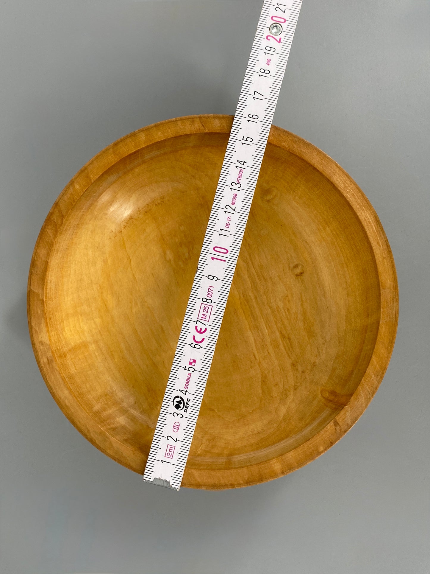 Gedrechselte Holzdose mit Details aus dunklem Holz