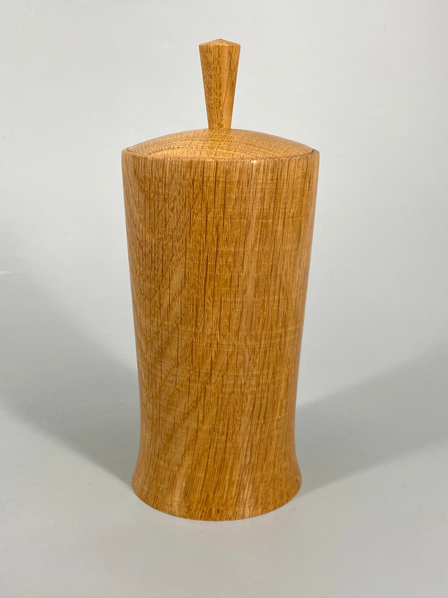 Zylindrische Holzdose aus Eiche