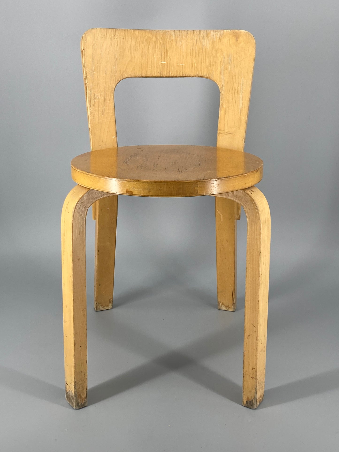 Stuhl "65" von Alvar Aalto aus dem Jahr 1935, hergestellt von Artek #1