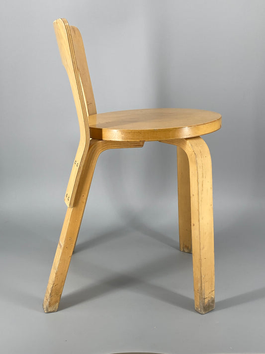 Stuhl "65" von Alvar Aalto aus dem Jahr 1935, hergestellt von Artek #1