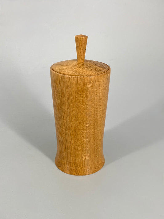 Zylindrische Holzdose aus Eiche