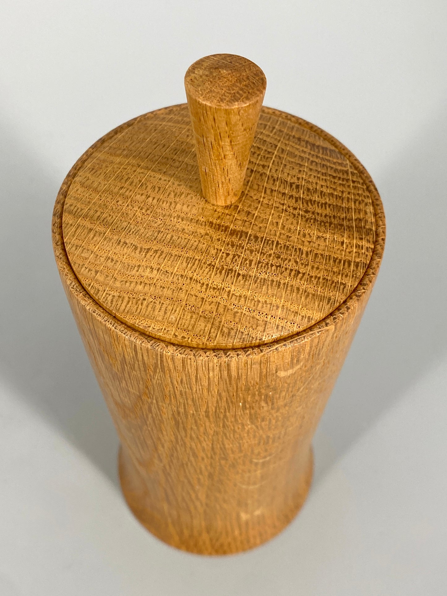 Zylindrische Holzdose aus Eiche