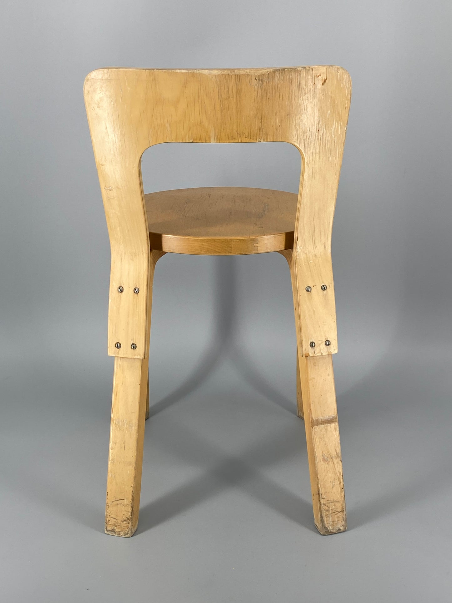 Stuhl "65" von Alvar Aalto aus dem Jahr 1935, hergestellt von Artek #1