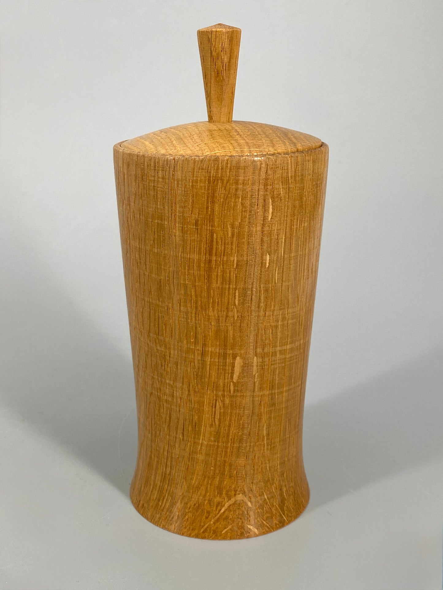 Zylindrische Holzdose aus Eiche