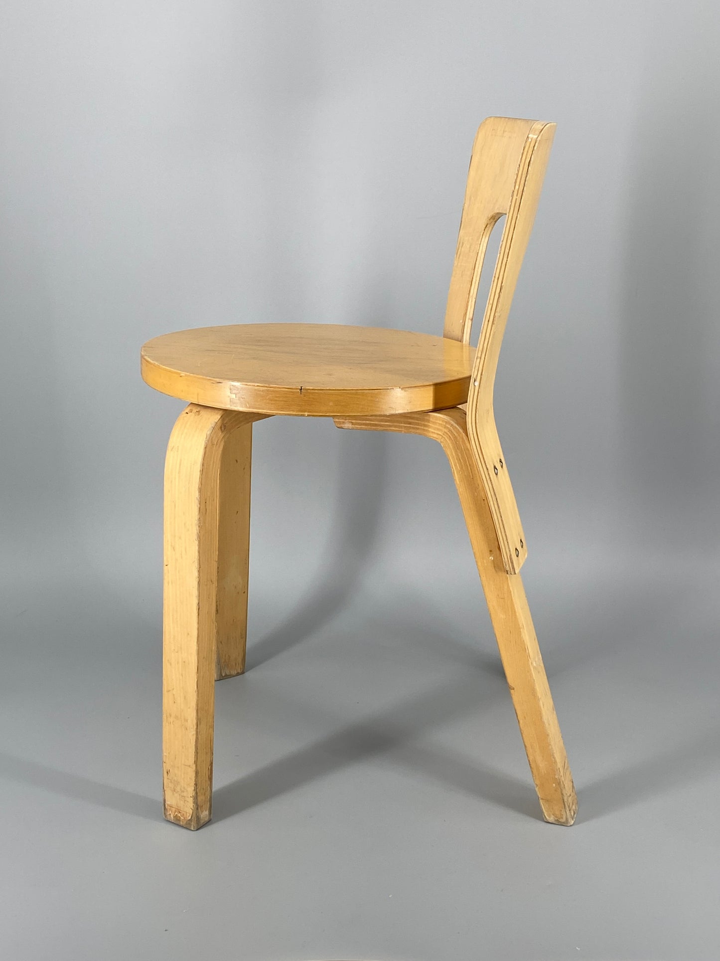 Stuhl "65" von Alvar Aalto aus dem Jahr 1935, hergestellt von Artek #1