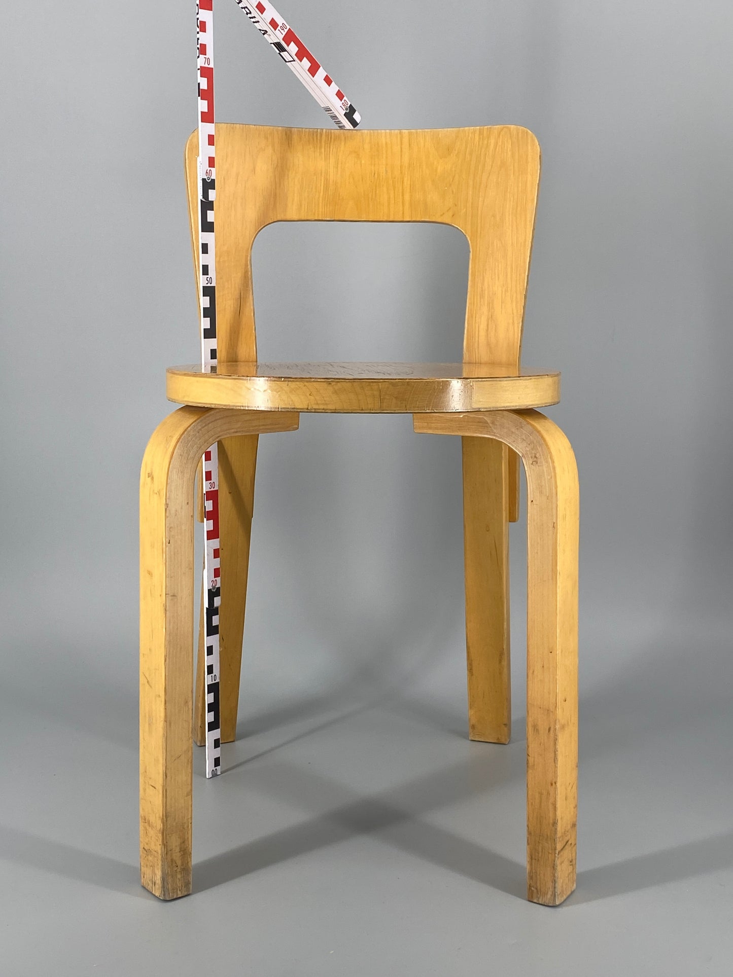 Stuhl "65" von Alvar Aalto aus dem Jahr 1935, hergestellt von Artek #2