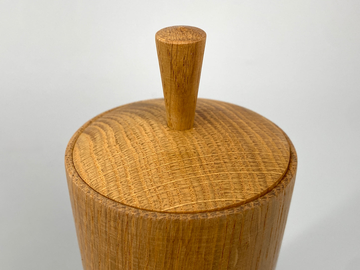 Zylindrische Holzdose aus Eiche